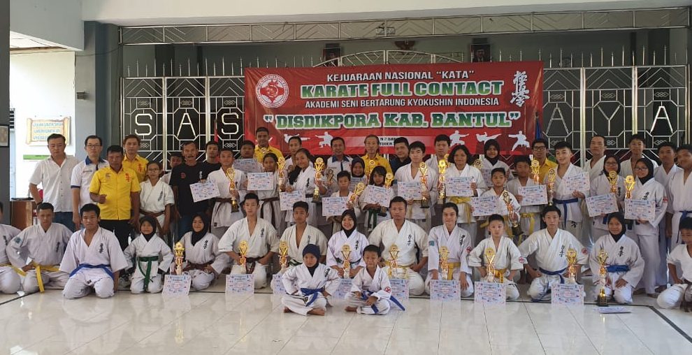 Pengda Jatim (Dojo Lion Surabaya) Menjadi Juara Umum Kejurnas Kata Piala Kadispora, Bantul DIY