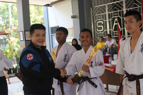 Penyerahan Piala Juara Sabuk Coklat Kejurnas Kata ASBKI 2