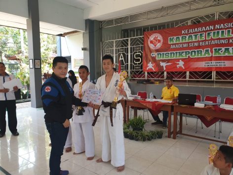 Penyerahan Piala Juara Sabuk Coklat Kejurnas Kata ASBKI