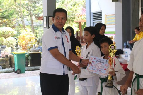 Penyerahan Piala Juara Sabuk Hijau ASBKI Kejurnas Kata